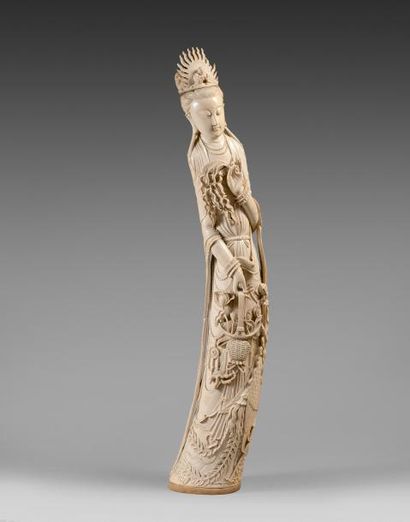 null Importante défense sculptée représentant une Guanyin tenant un vase rempli de...