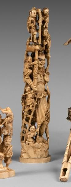 null Grand okimono en ivoire marin, représentant des personnages sculptant une grande...