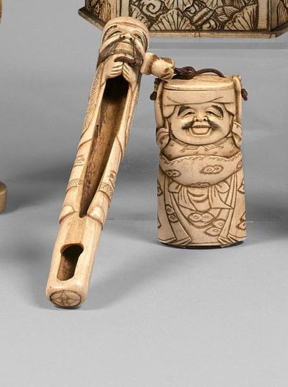 null Kiseruzutsu et tonkotsu en os, à décor de personnages. Japon, vers 1900. Haut....