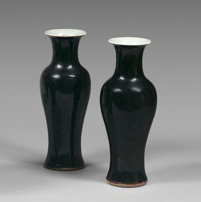 null Paire de vases balustre en porcelaine et émail noir miroir, marque apocryphe...