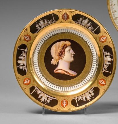 null Sèvres

Assiette en porcelaine dure à décor d'un profil de femme à l'antique...