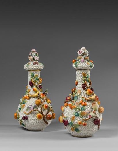 null Paris : Paire de vases couverts en porcelaine en forme de grand flacon dans...