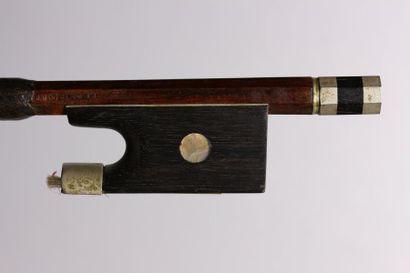 null Archet de violon de MORIZOT Frères, signé, monté maillechort. 49,8 g

Sans mèche...