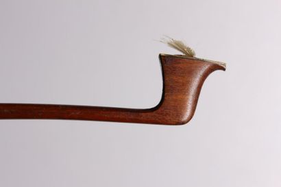 null Archet de violon de MORIZOT Frères, signé, monté maillechort. 49,8 g

Sans mèche...