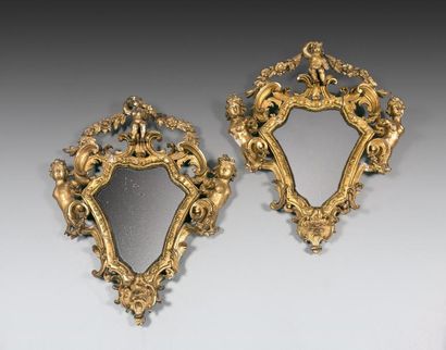 null Paire de miroirs de forme mouvementée en bois richement sculpté et doré à décor...