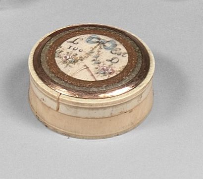 null Boite ronde en ivoire avec une miniature à rébus.

XVIIIe siècle.

Diam. 3,7...