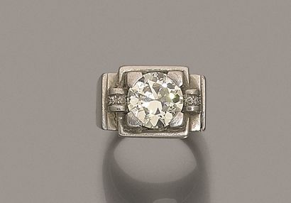 null Bague de genre chevalière à gradins en platine, ornée d'un diamant demi-taille...