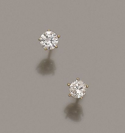 null Paire de boutons d'oreilles en or jaune 18 K (750), ornés chacun d'un diamant...
