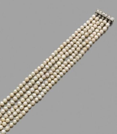 null Collier cinq rangs de perles fines blanc crème (un rang testé), le fermoir barrette...