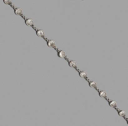 null Chaine de cou en or gris 18K (750) coupée de trente-quatre diamants taillés...