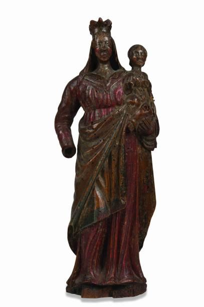 null Statuette de la Vierge à l’Enfant couronnée en orme sculpté avec traces de polychromie....