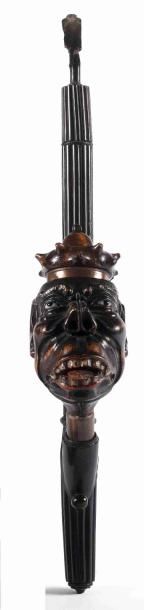 null Pipe à tête grotesque en racine de bruyère sculptée d’une tête d’Africain couronné....