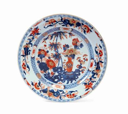 null Grand plat rond en porcelaine bleu, rouge et or sur fond blanc à décor au centre...