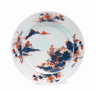 null Grand plat en porcelaine blanche à décor polychrome et or de paysage lacustre.

Chine,...