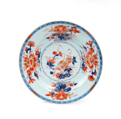 null Assiette ronde en porcelaine bleu, rouge et or à décor de feuillage et fleurs....