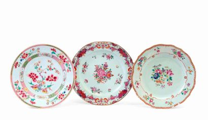 null Trois assiettes en porcelaine à décor de fleurs polychromes sur fond blanc.

Chine,...