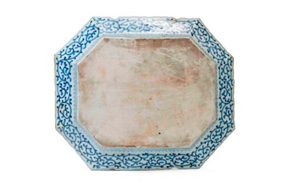 null Grand plat octogonal creux en porcelaine à décor au centre de huit médaillons...