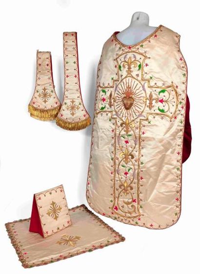 null Trois ensembles liturgiques violons comprenant chacun une chasuble, une étole,...