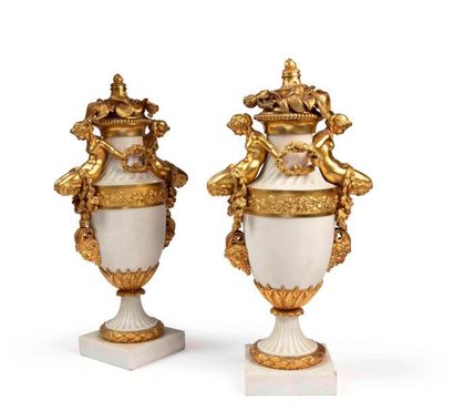 null Paire de grands vases montés en marbre blanc à col torsadé, décorés de feuillages,...