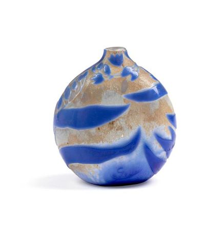 null Gallé

Vase en verre gravé bleu (coupé). H. 9 cm