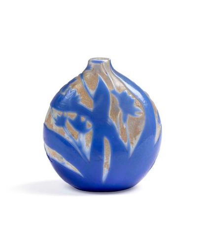 null Gallé

Vase en verre gravé bleu (coupé). H. 9 cm