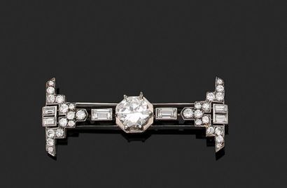 null Broche en platine et or gris 18K (750), ornée au centre d'un diamant demi-taille,...