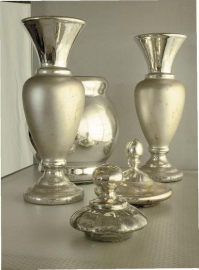 null Cinq pièces en verre mercurisé comprenant une paire de vases ovoïdes, un vase...