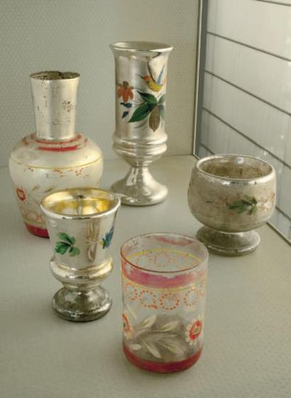 null Cinq pièces comprenant deux vases et deux coupes en verre mercurisé et un gobelet...