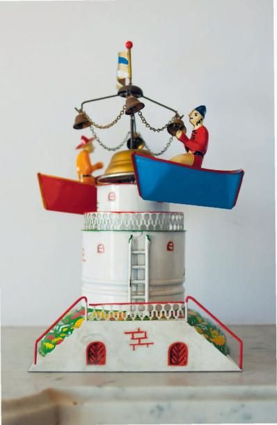 null Le phare entouré de deux barques. Jouet musical en fer peint polychrome, portant...