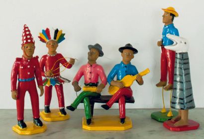 Silvano RODRIGES Cinq poupées en terre cuite peinte à l'huile figurant deux indiens,...