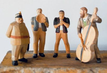 null Quatre figurines en bois sculpté à rehauts polychromes, représentant un soldat...
