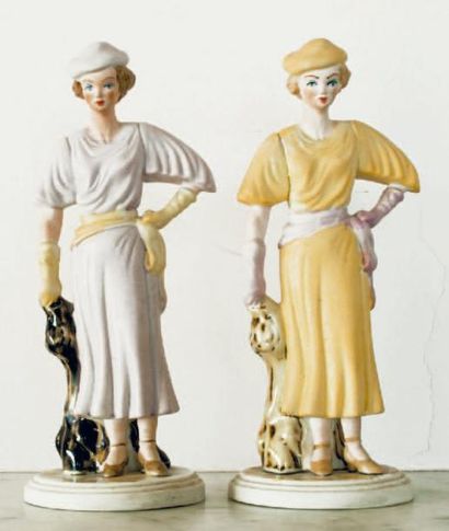 null Deux statuettes en biscuit polychrome, figurant deux élégantes en costume des...
