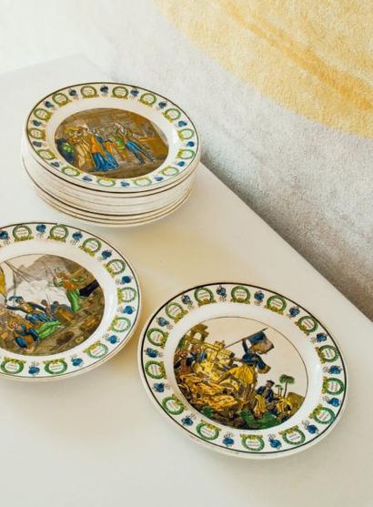 Montereau Rare suite complète de douze assiettes en faïence fine à décor polychrome...