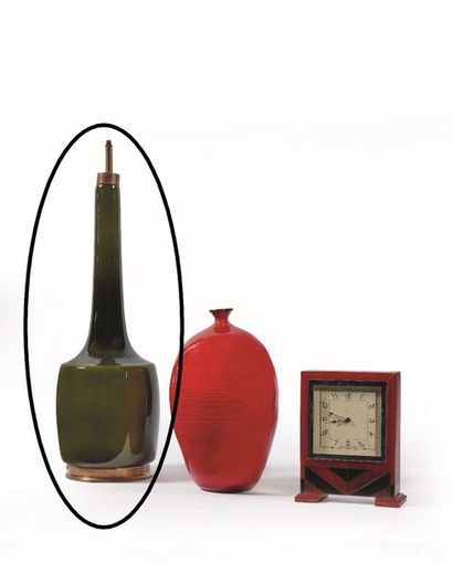 null HOLM SORENSEN & Co : Lampe en verre vert olive avec talon et col en laiton....