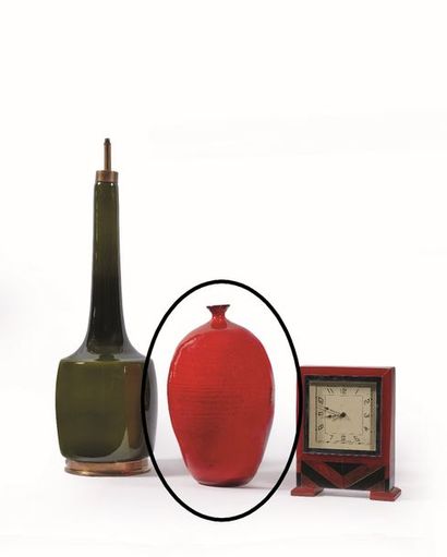 null Attribué à RUELLAND : Vase ovoïde à petit col en céramique émaillée rouge. Haut....