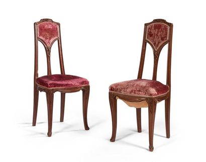 null Louis MAJORELLE (1859-1926) : Deux chaises «Pommes de pin» en noyer mouluré...