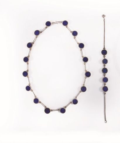 null Collier en argent (925) orné de seize médaillons en lapis-lazuli et bracelet...