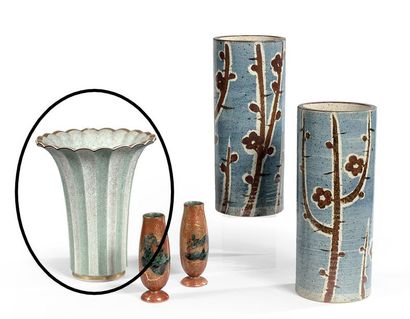 null Vase cornet à pans en céramique craquelée imitant le galuchat, talon et bord...