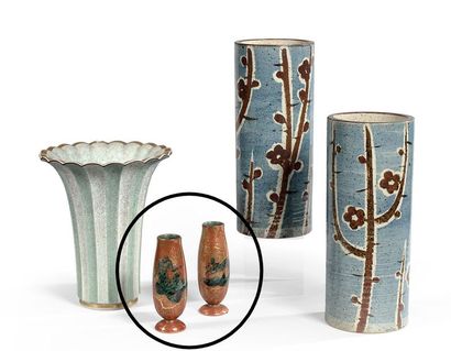 null Jean MAYODON (1893-1967) : Paire de vases piriformes sur pied rond en céramique...