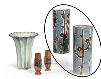 null Paire de vases rouleaux en céramique à décor de branches de prunus en brun sur...