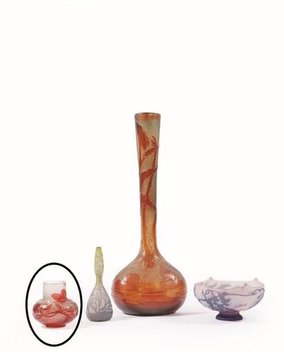 null GALLÉ : Vase à base sphérique et col cylindrique. Épreuve en verre doublé orange...