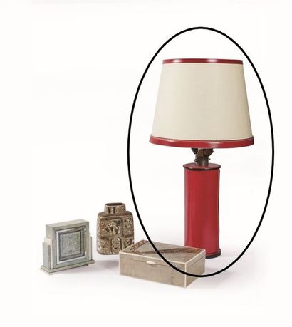 null KIRBY BEARD & Cie (attribué à) : Lampe de bureau à trois lumières à corps tubulaire...