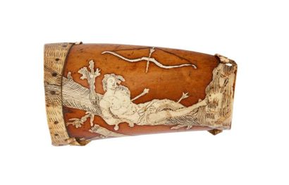 null Brassard d’archer en ivoire teinté couleur bois sculpté en champlevé d’un arc,...