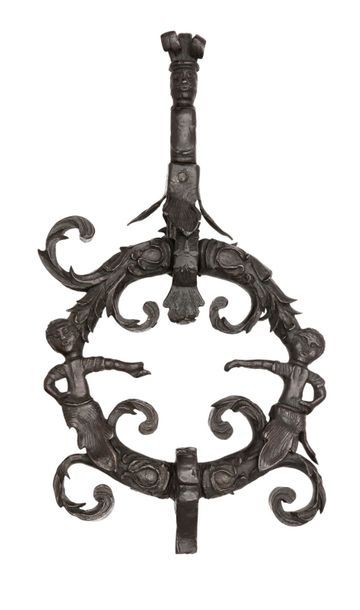 null Heurtoir de porte en fer forgé et sculpté en forme d’anneau feuillagé sculpté...