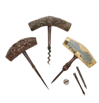 null Trois instruments de caviste : Tire-bouchon à mèche pleine et poignée en bronze...