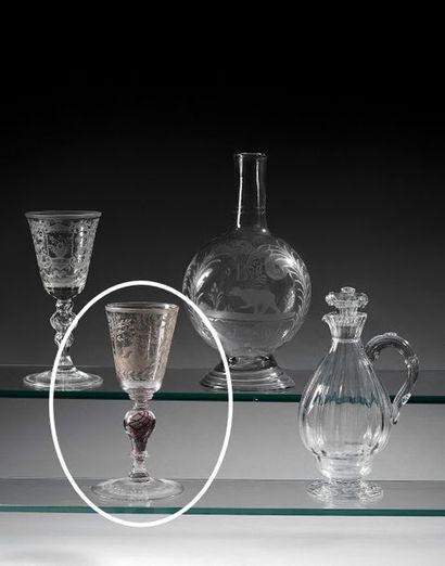 null Grand verre, en verre taillé et gravé d’une scène de chasse dans un cartouche...