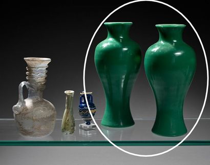null Deux vases en verre opaque, de couleur verte, de forme balustre. Chine, XXe...