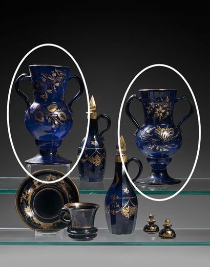 null Deux vases balustres, en cristal bleu, doré, orné de fleurs. Les anses rapportées....