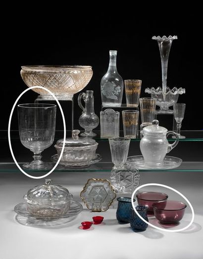null Vase sur piédouche en verre taillé. France, fin du XIXe siècle. Haut. 22,5 cm....