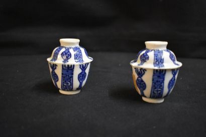 null Chine. Paire de petits bols couverts en porcelaine à décor en bleu sous couverte...